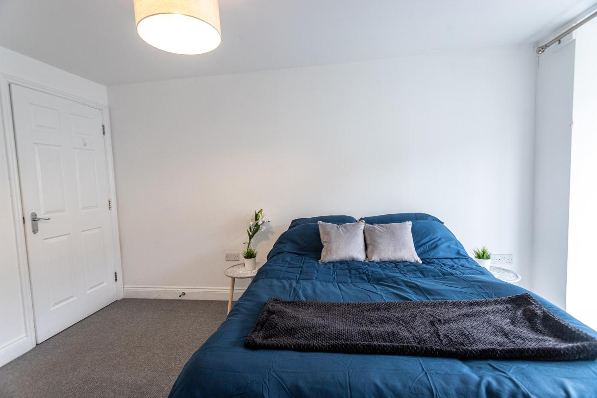 Apartment Contractors - Spacious - Long Swindon