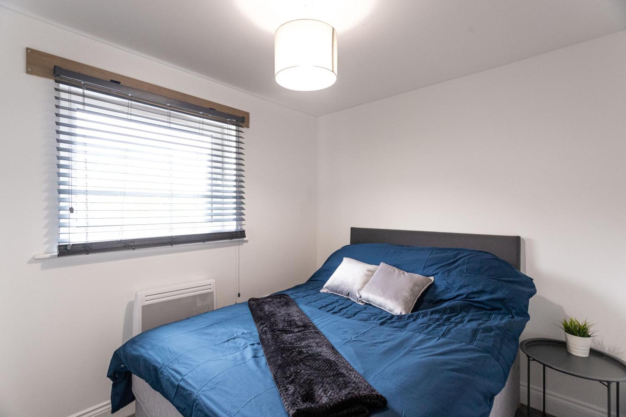 Contractors - Spacious - Long Apartment *